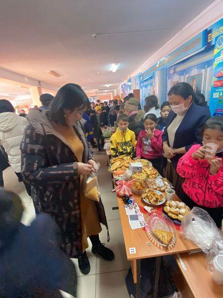 Мектебіміздің педагог ұйымдастырушысының апталық  жоспары негізінде қарашаның 25  күні  мектептің  дәлізі үлкен сауда алаңына айналды. Оқушылар мен ата-аналар өздері пісірген пицца, торт, бәліш сынды тәттілерді арзан бағамен сатты. Ал, оларды сатып а