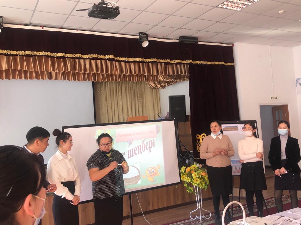 Бастауыш пәні мұғалімі Сарай С және қазақ тілі мен әдебиеті пәні мұғалімі Джаксыбаева М «Бағалау және бағалау түрлері» тақырыбында мектеп ұстаздарына коучинг өткізді. "Оценивание и виды оценивания"